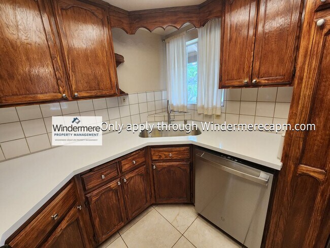 Building Photo - Orangevale Home Available Now!