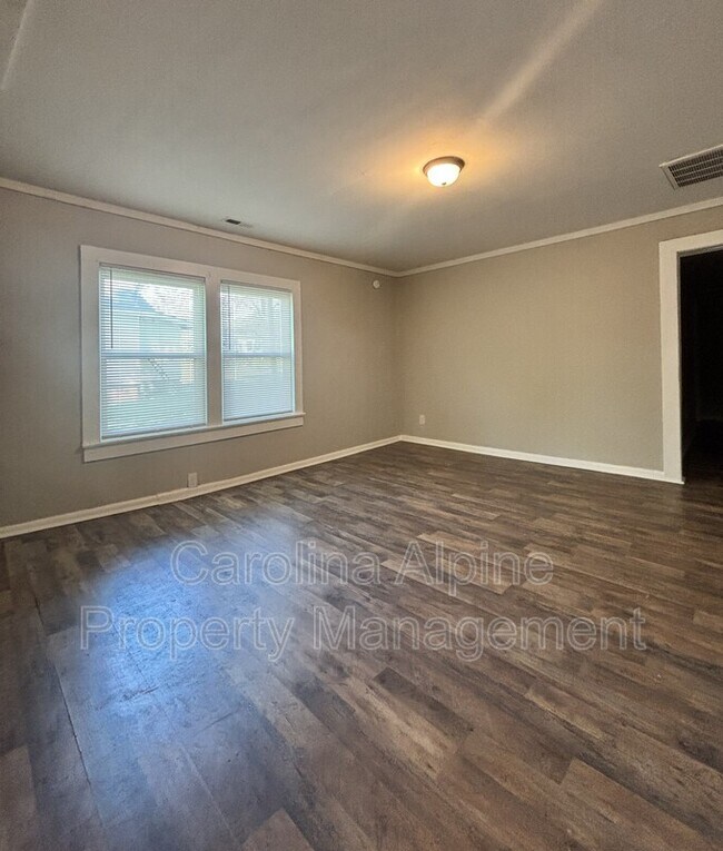Building Photo - 604 W Elm St