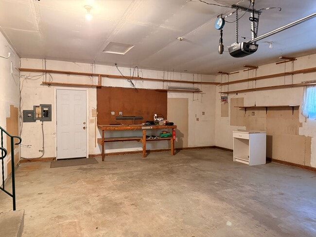 Building Photo - 1070 E Margaret Ave