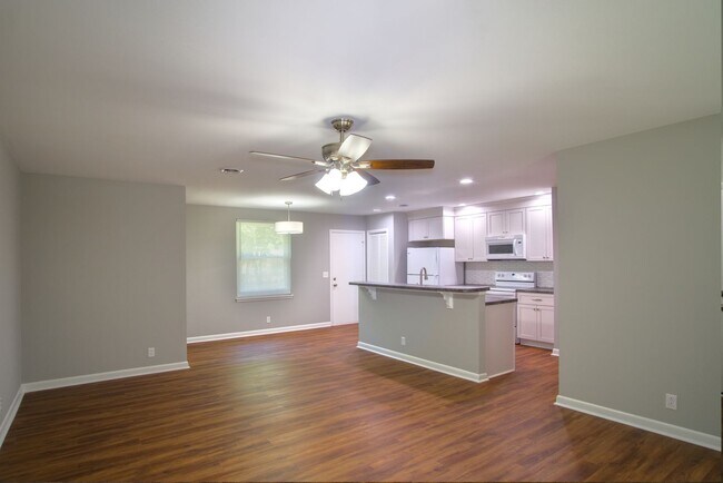 Building Photo - 3 Bedroom 1.5 Bath House w/Large Yard- Easy access to OHB and Nolensville Pk $2200