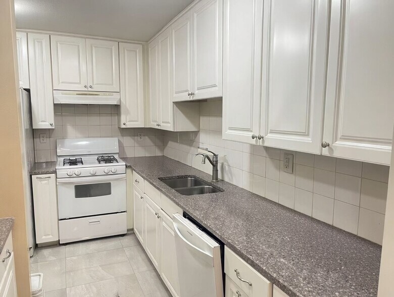 Building Photo - 660 Golden Springs Dr