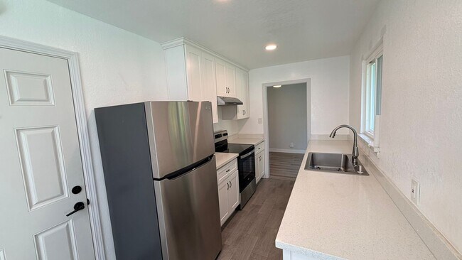 Building Photo - Pleasant Hill! Beautiful remolded 3 bedroom 1 bath single family home excellent neighborhood!