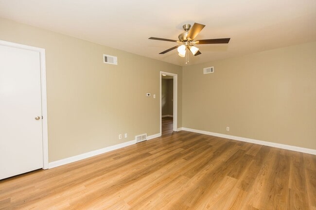 Building Photo - 3 Bedroom