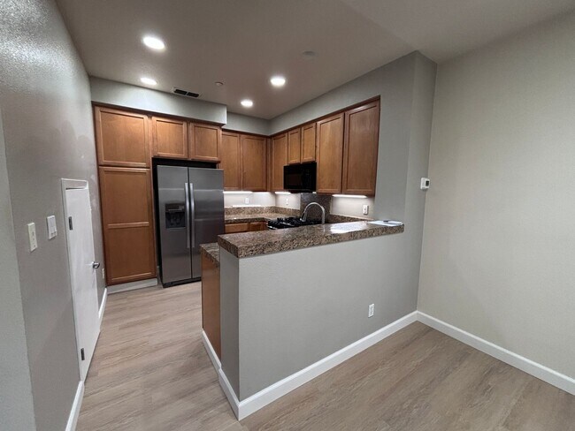 Building Photo - Willow Glen- Beautiful corner unit townhome with a private backyard