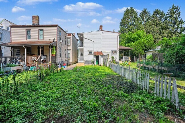 Building Photo - 153 Cedar St