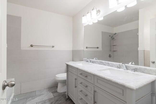 Building Photo - 40 E Balboa Dr