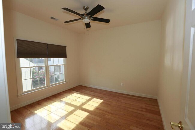 Building Photo - 2339 Sandburg St
