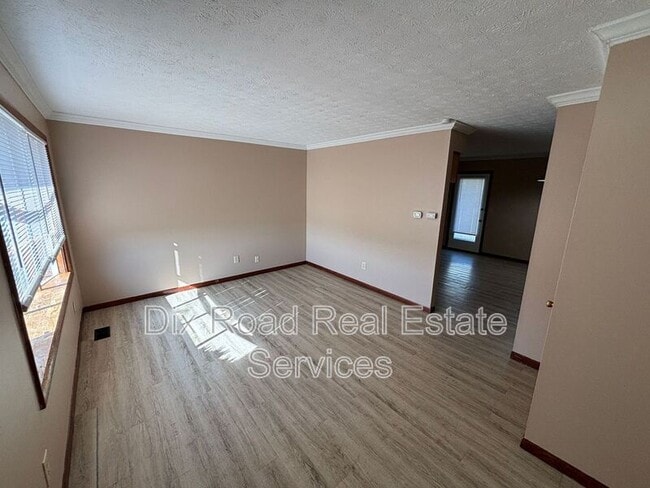 Building Photo - 601 Leo Dr