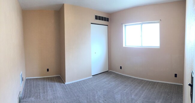 Building Photo - 2 Bedroom House