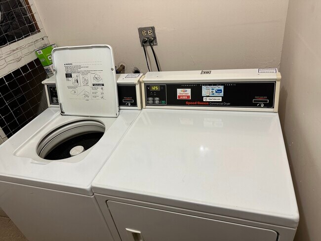 Building Photo - 2500 Bayside Dr