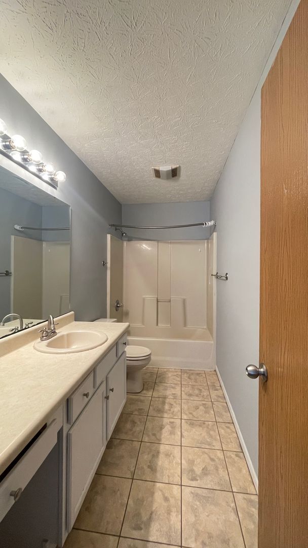 Building Photo - 2417 Depauw Dr