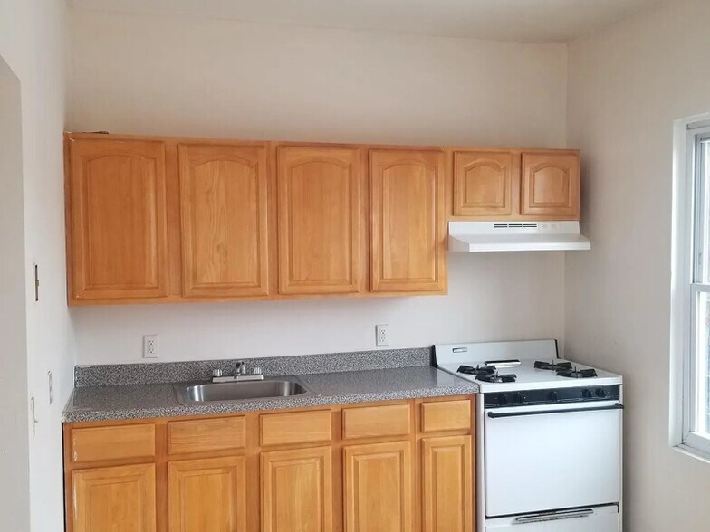 Building Photo - 182 Ferry St