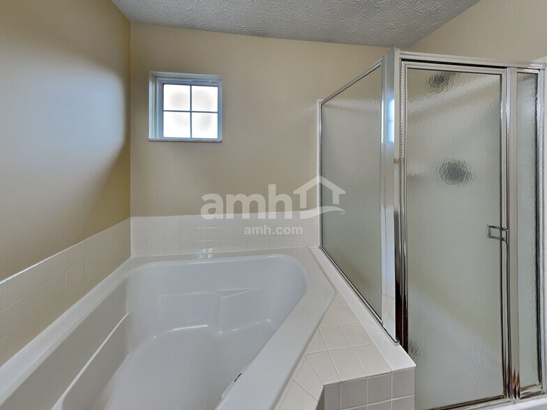 Building Photo - 452 Crestmoore Dr