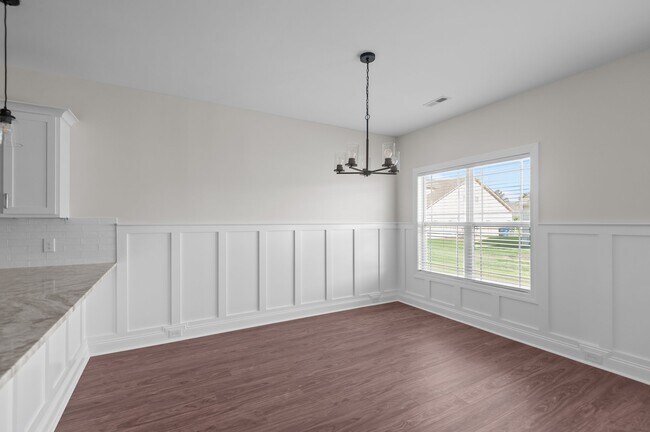 Building Photo - 4400 Laurel Rdg Dr