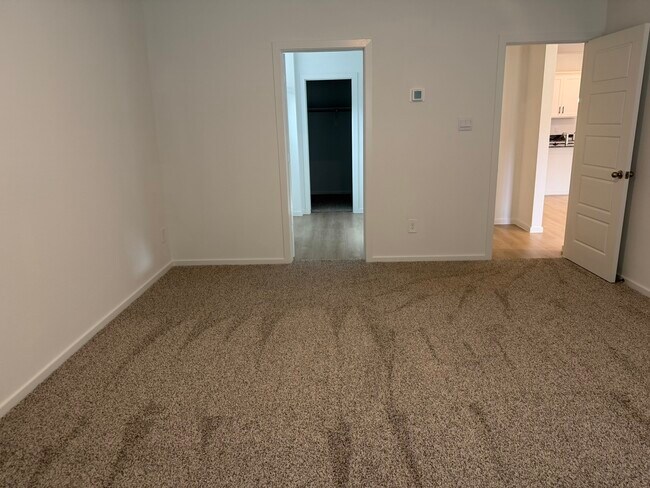 Building Photo - 407 Robin Ct