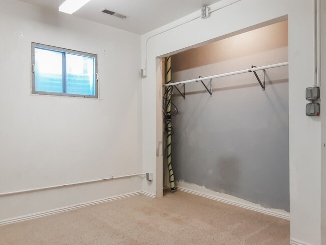 Building Photo - PET FRIENDLY 3 BED/ 2 BATH WITH GARAGE