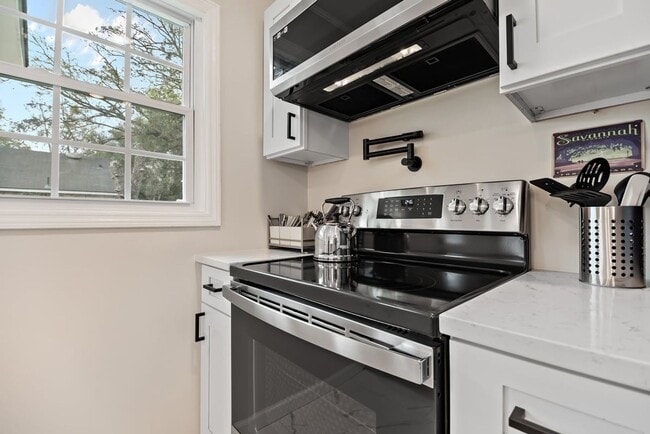 Building Photo - 1301 E 67th St