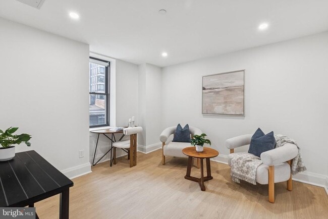 Building Photo - 135 S 19th St