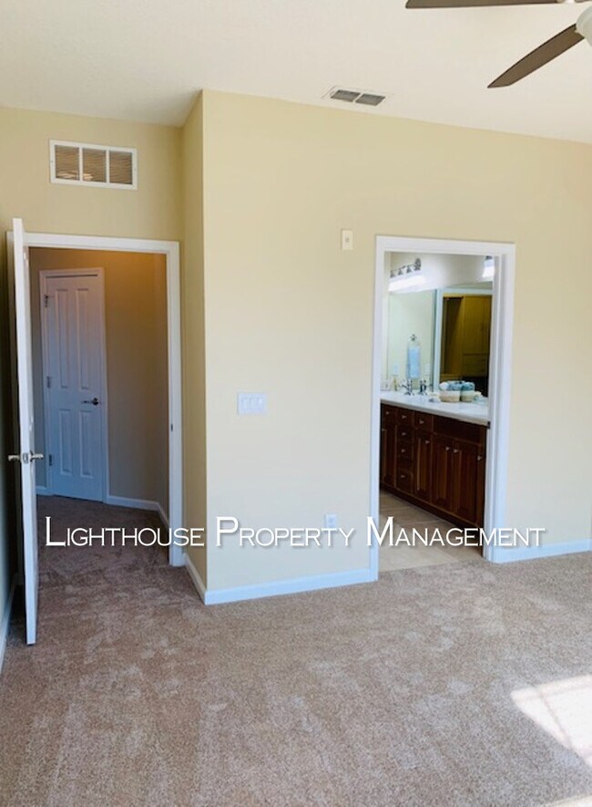 Building Photo - Luxurious Condominium in the Desirable Noc...