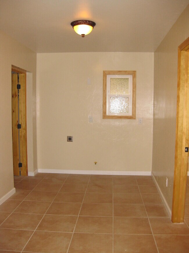 Building Photo - 2805 Fallbrook Ln