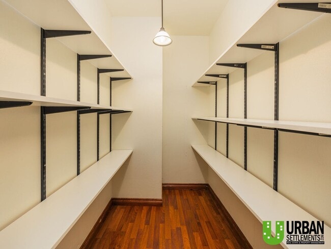 Building Photo - Downtown home for rent.