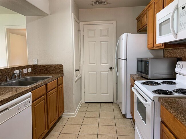 Building Photo - 605 Wades Way