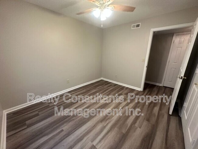 Building Photo - 800 Folly Ct