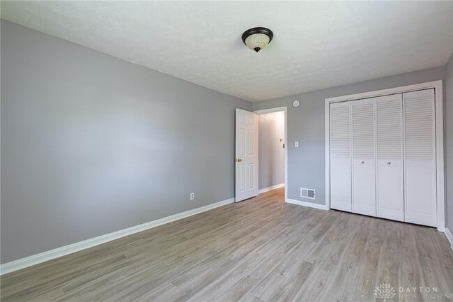 Building Photo - 521 Oakview Dr