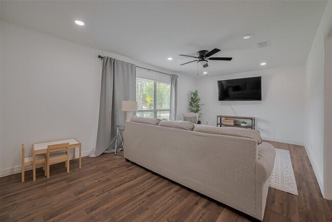 Building Photo - 8057 Ridgeview Dr