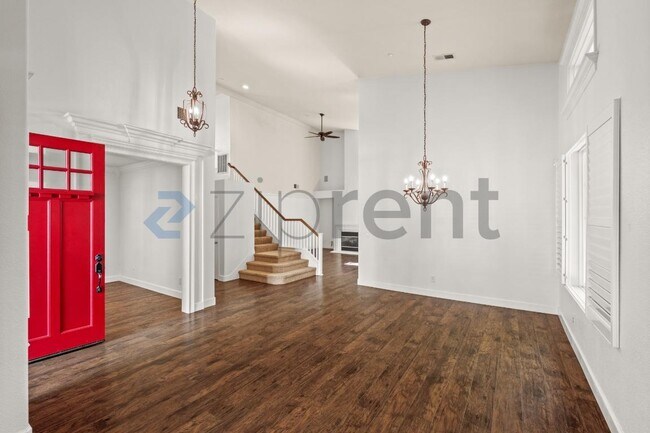 Building Photo - 338 Roundhill Dr