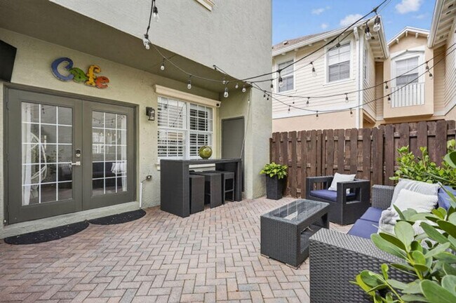 Building Photo - 203 E Thatch Palm Cir