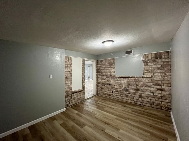 Building Photo - UPDATED HOME WITH BONUS ROOM