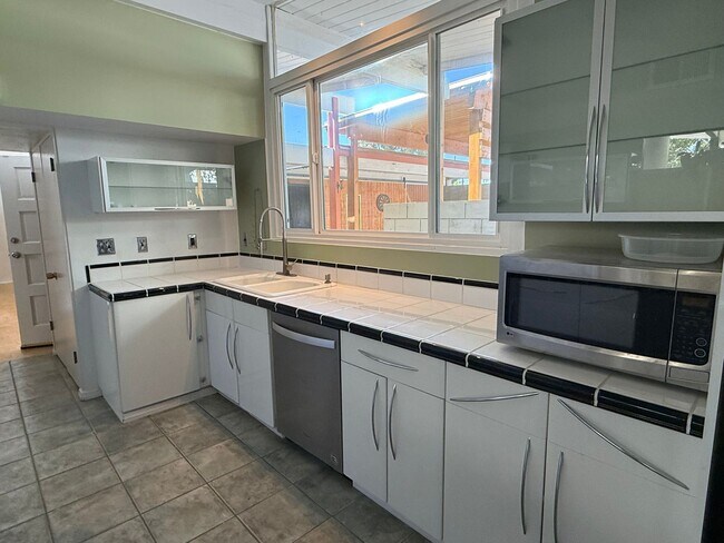 Building Photo - High Desert Retreat- 3 Bedrooms, 2 Bathroo...
