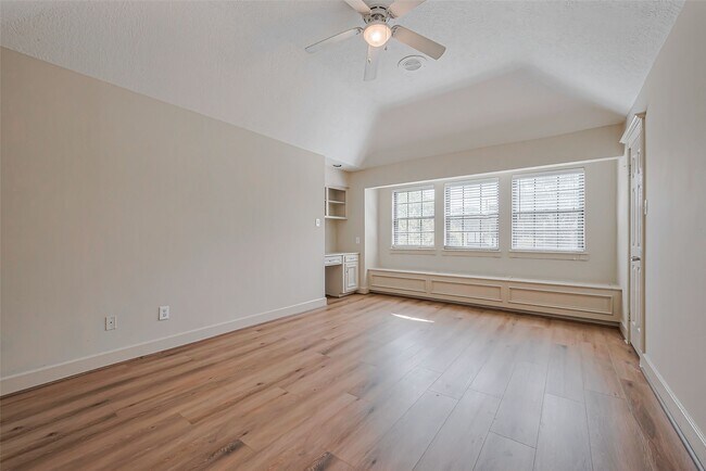 Building Photo - 2727 Raintree Dr