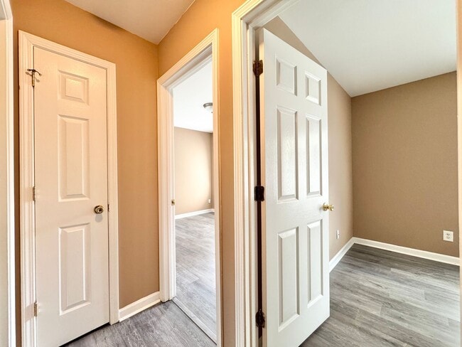 Building Photo - 4 Bedroom Off Franklin Blvd