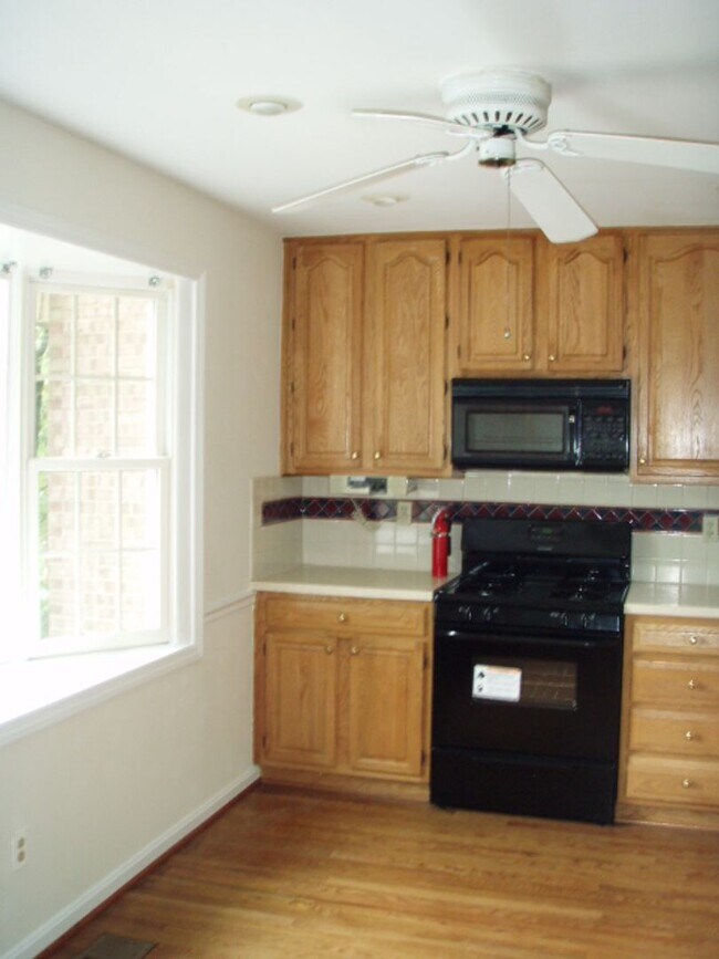 Building Photo - Classic 4 Bed 3.5 Bath Brick Townhome With...
