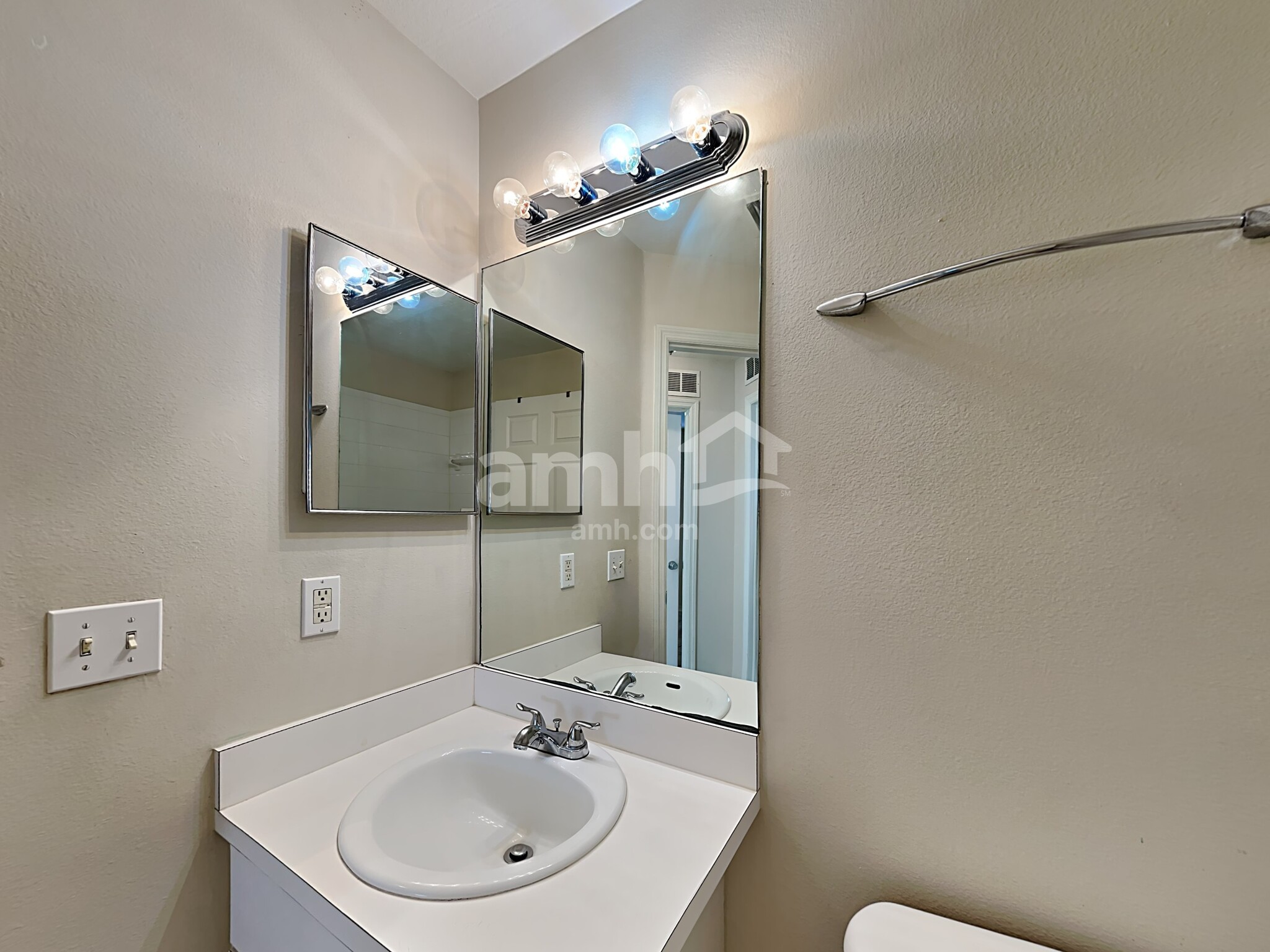 Building Photo - 6803 Summer Cove Dr