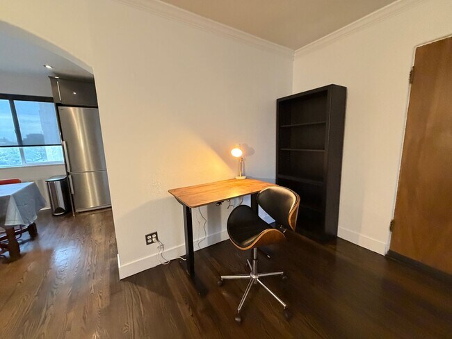 Building Photo - Turnkey Top-Floor Living in Gated Community Near City Park, Dining & Hospitals