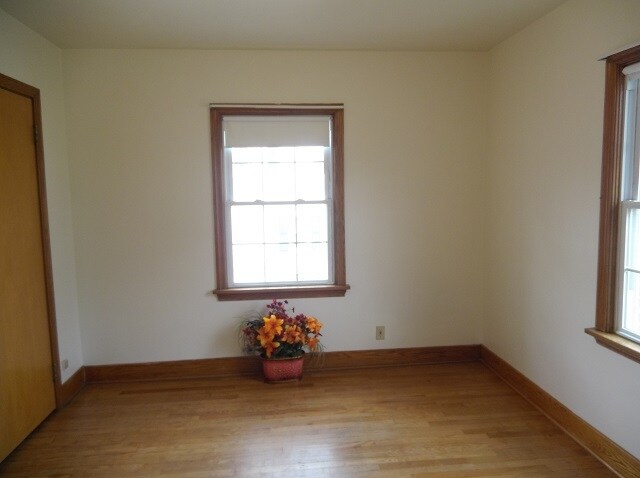 Front west bedroom window view, 2 vinyl windows with central light. - 742 E Ford Ave