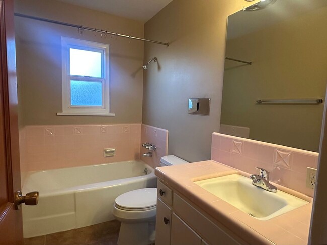 Building Photo - READY NOW! 3+2 with RV Parking!