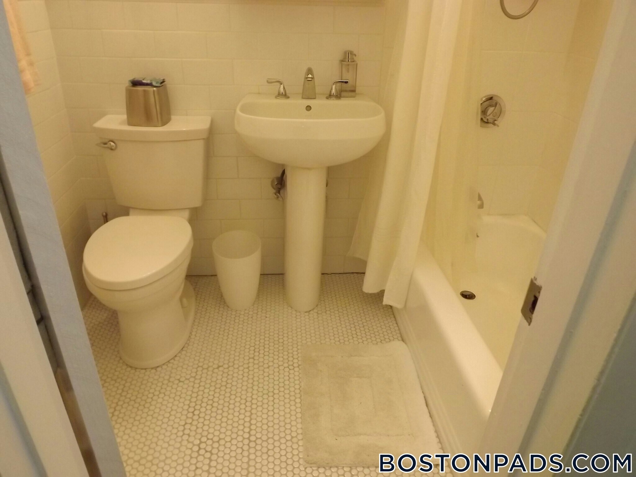 Building Photo - 922 Beacon St