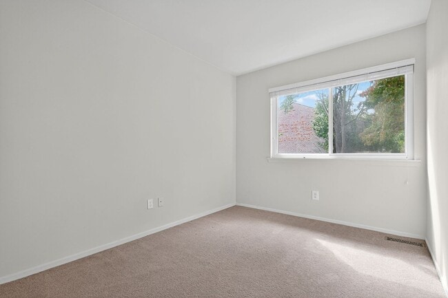Building Photo - Charming End-Unit Townhome in Sought-After...