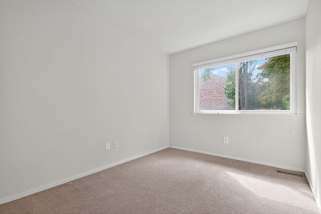 Building Photo - Charming End-Unit Townhome in Sought-After Maryland Place, Gaithersburg