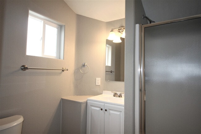 Building Photo - Classy 3BD/2BA House - Spacious Bedrooms, ...