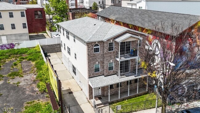 Building Photo - 453 Washington St