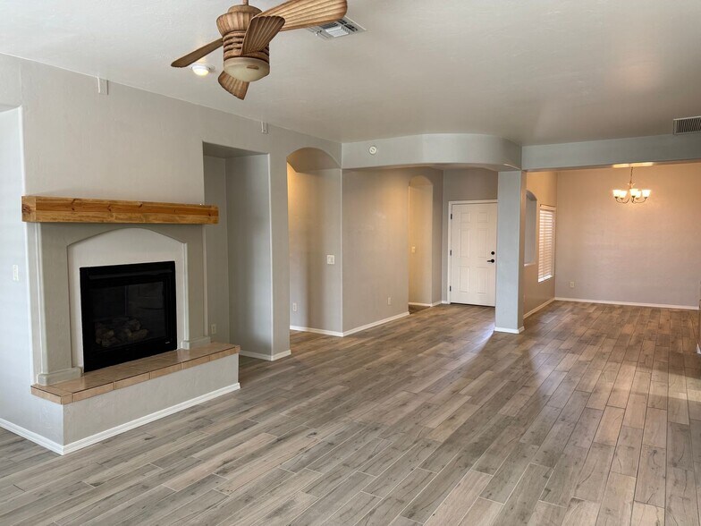 Building Photo - 10592 E Rose Hill St