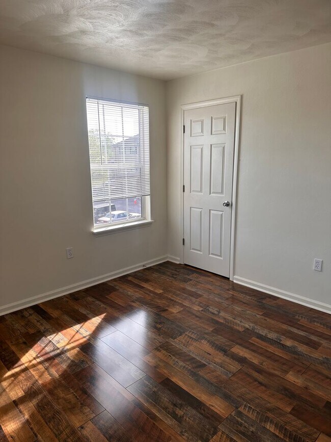 Building Photo - 4 Bedroom 2 Bath Apartment 2nd Floor