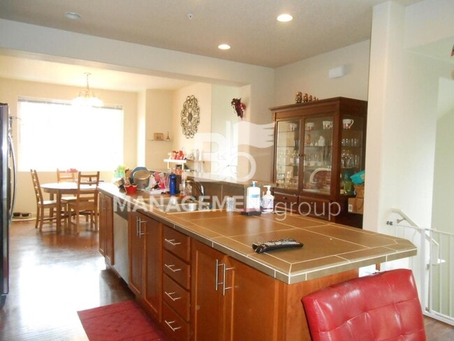 Building Photo - Beautiful Townhome Located In NW Portland's Timberland Community