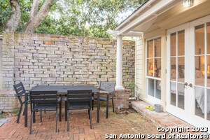 Building Photo - 140 W Fair Oaks Pl