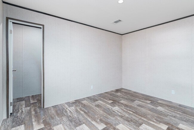 Building Photo - Huge 5 Bedroom 3 Bathroom Hastings Home Located w/ 1 Acre